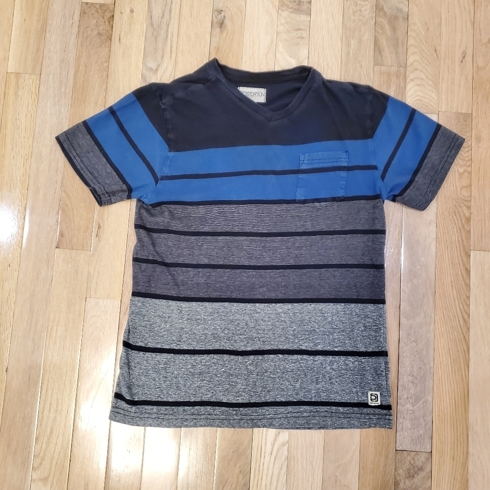 Distortion boy's t-shirt.  Size L